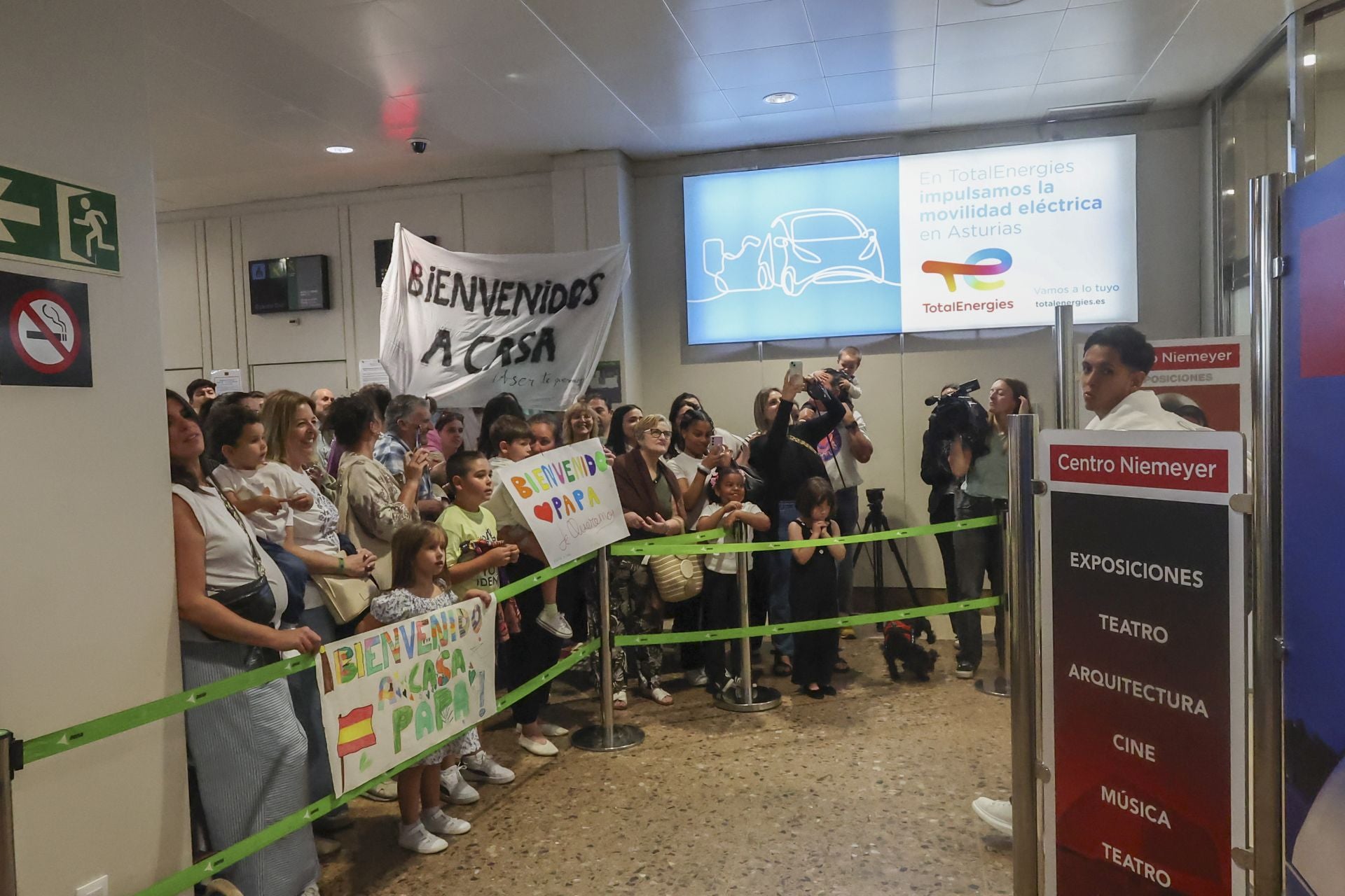 Fotos: Lágrimas y abrazos en un día de recibimientos en el aeropuerto a los militares de Cabo Noval