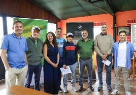 Foto de familia de los ganadores con representantes de la organización del torneo que resultó un nuevo éxito.