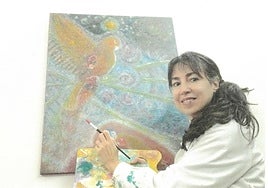 Tere con su paleta y pincel en pleno proceso artístico.