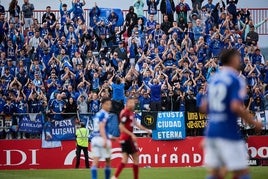 La grada donde se ubicaron casi medio millar de aficionados azules en Anduva.