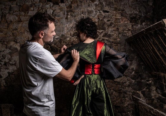 'Raíces' del traje . Hecho en tafetán de seda .
