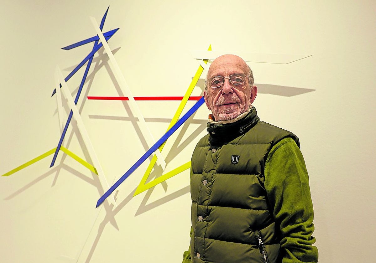 Armando Pedrosa, con una de sus obras.