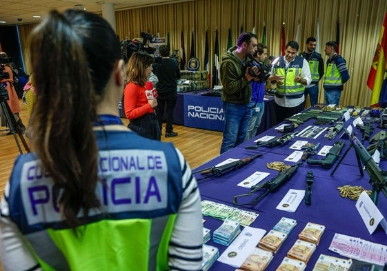 Dinero y las armas incautadas por la Policía Nacional en Siero, en 2022.