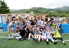 Jugadores, cuerpo técnico, familiares y aficionados celebran el ascenso a pie de campo en el Arturo Villar de Tudela Agüeria.