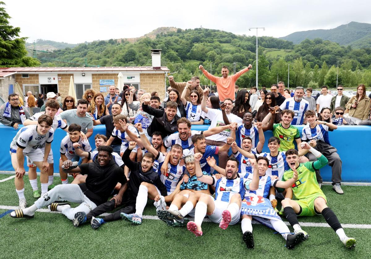 Jugadores, cuerpo técnico, familiares y aficionados celebran el ascenso a pie de campo en el Arturo Villar de Tudela Agüeria.