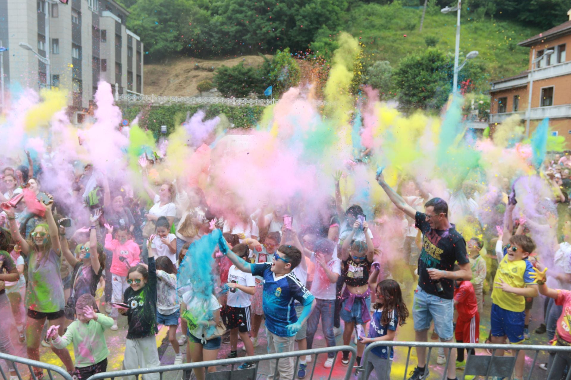 &#039;Foguerina&#039; de colores para toda la familia en Mieres
