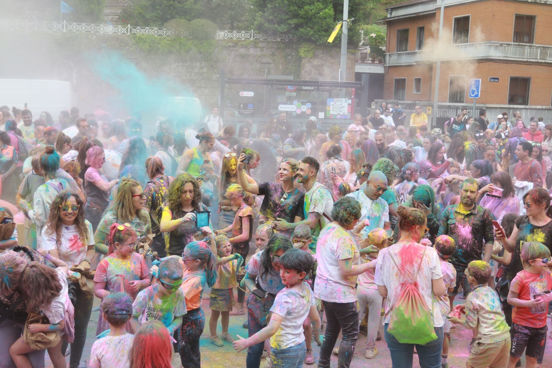&#039;Foguerina&#039; de colores para toda la familia en Mieres