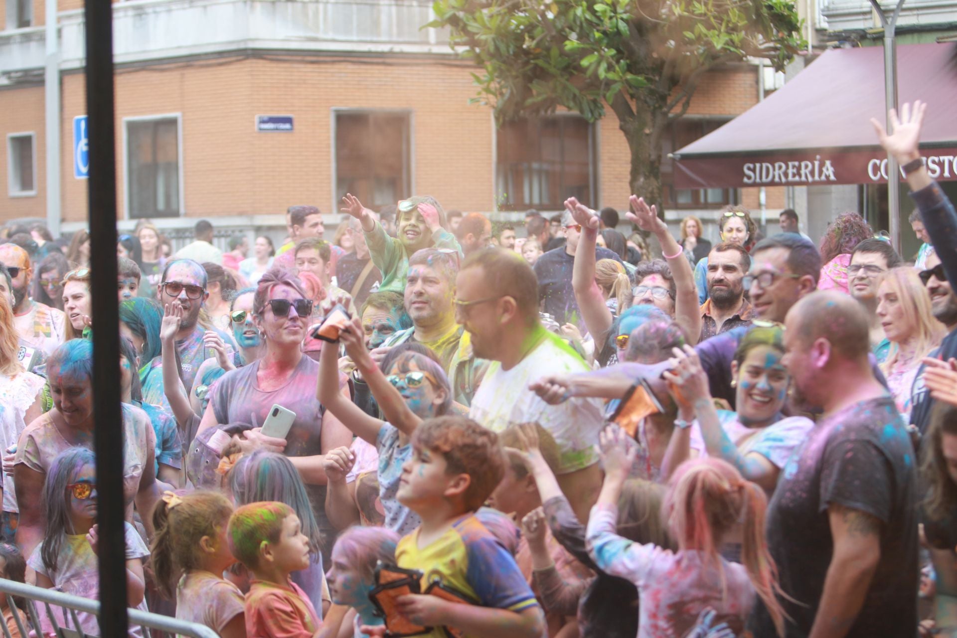 &#039;Foguerina&#039; de colores para toda la familia en Mieres