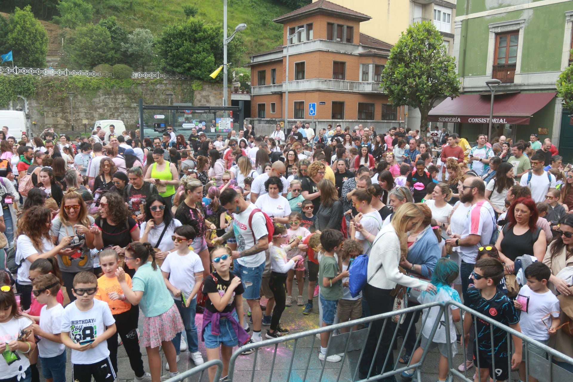 &#039;Foguerina&#039; de colores para toda la familia en Mieres