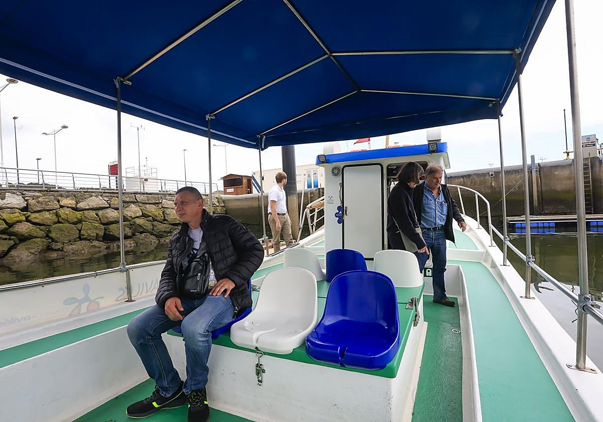 Pasajeros comenzando a subir a la embarcación de los paseos en barco por la ría.