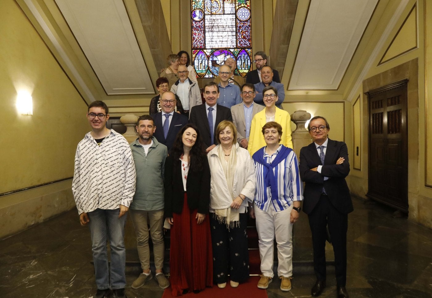 Delante, los premiados con la alcaldesa; detrás, el staff del periódico junto al presidente del Puerto y concejales y familiares de los galardonados.