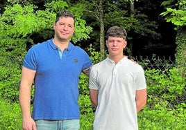Alberto Entrerríos, junto a su hijo Adrián, una de las promesas de balonmano.