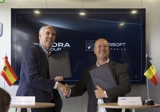 El CEO de Indra, José Vicente de los Mozos, y el de Intersoft Electronics, Luc Swieten, en la firma del acuerdo entre ambas, ayer, en París .