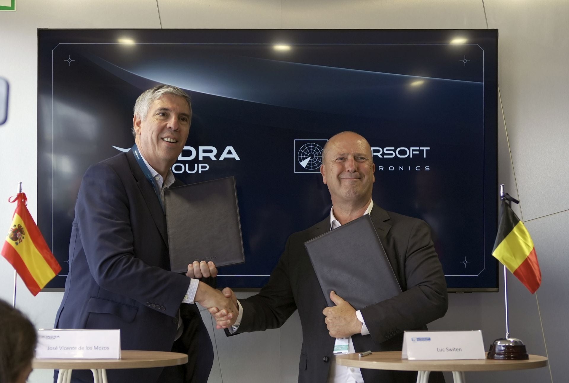 El CEO de Indra, José Vicente de los Mozos, y el de Intersoft Electronics, Luc Swieten, en la firma del acuerdo entre ambas, ayer, en París .