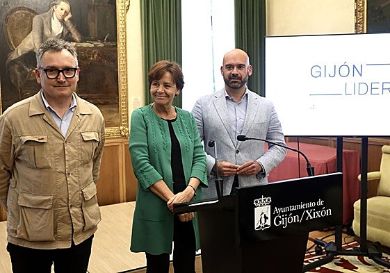 Gilberto Villoria, Carmen Moriyón y Jesús Martínez Salvador, este lunes, en el salón de recepciones de la Casa Consistorial.