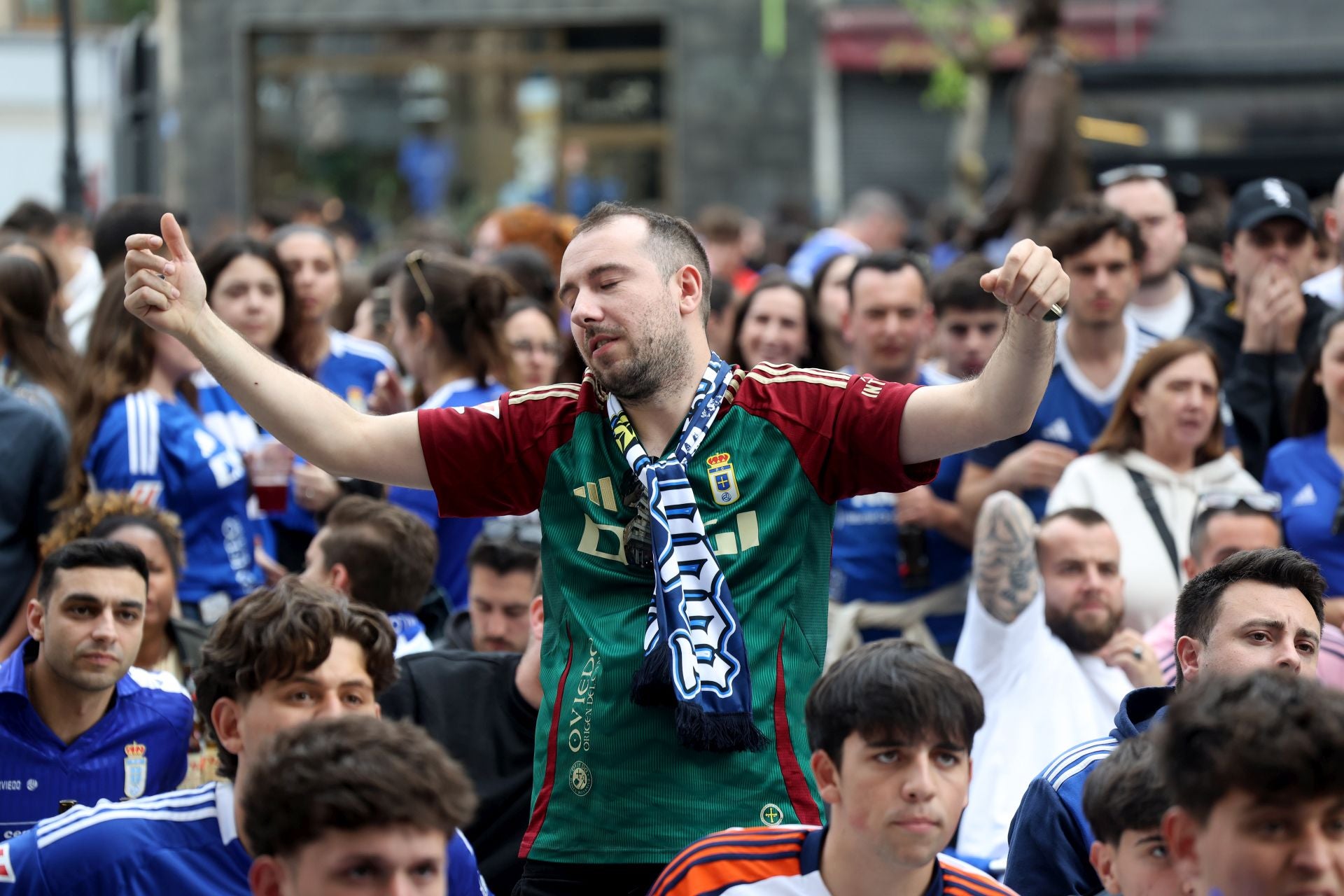 Nervios a flor de piel en los bares de Oviedo durante el Mirandés - Real Oviedo