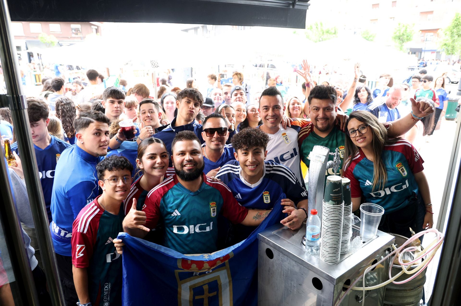 Nervios a flor de piel en los bares de Oviedo durante el Mirandés - Real Oviedo