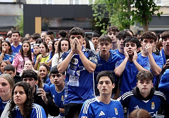 Nervios a flor de piel en los bares de Oviedo durante el Mirandés - Real Oviedo