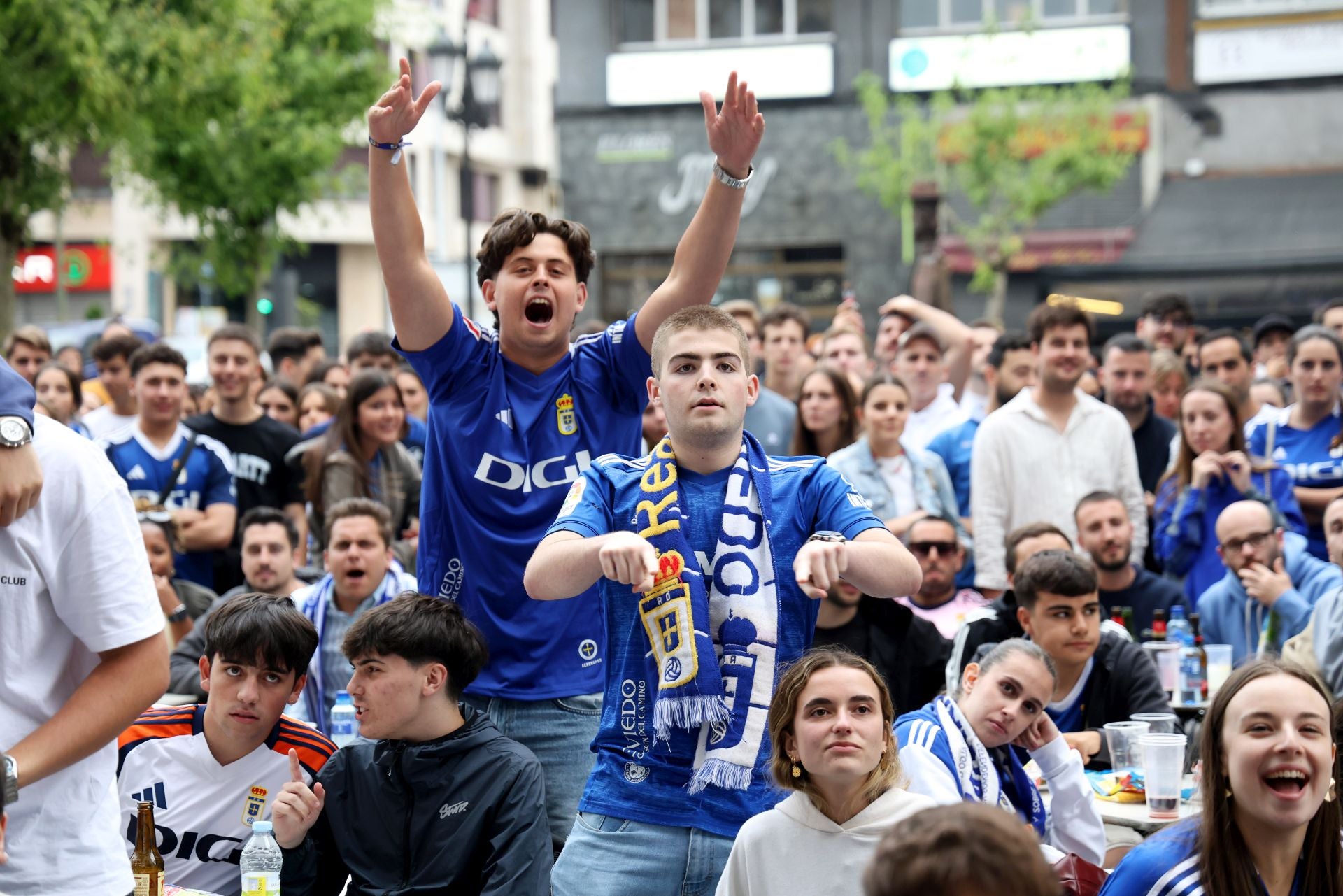 Nervios a flor de piel en los bares de Oviedo durante el Mirandés - Real Oviedo