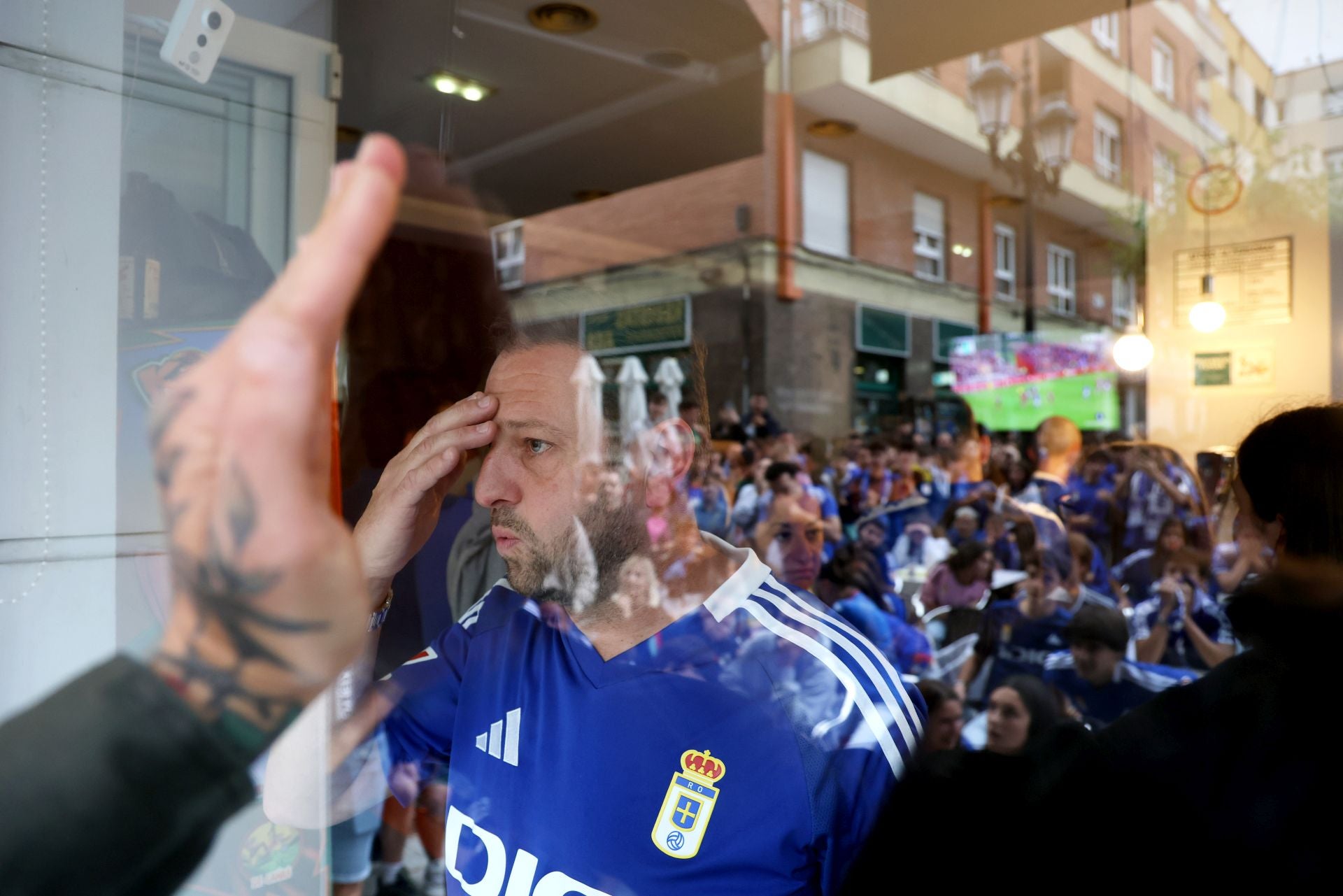 Nervios a flor de piel en los bares de Oviedo durante el Mirandés - Real Oviedo