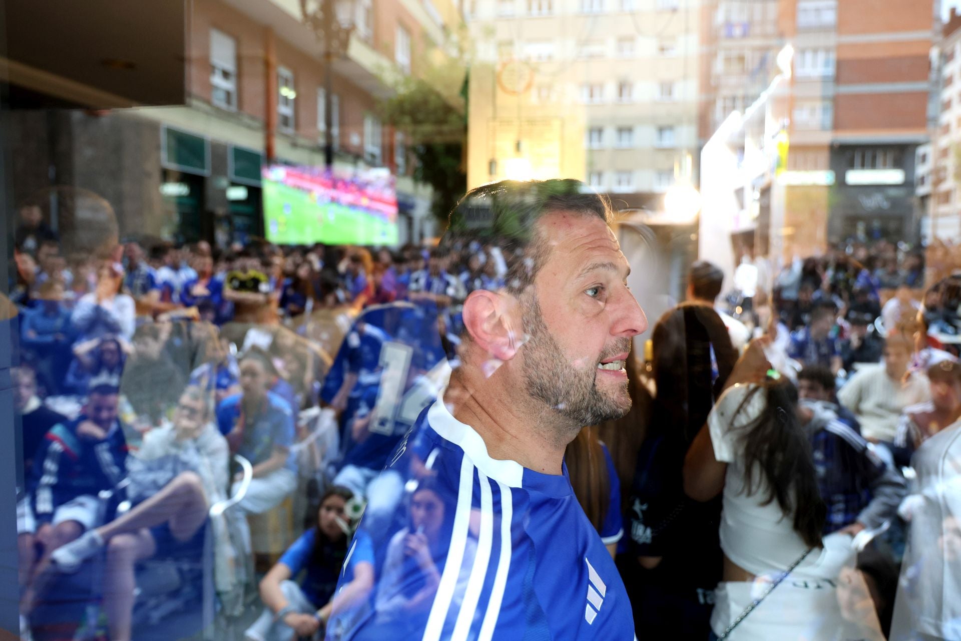 Nervios a flor de piel en los bares de Oviedo durante el Mirandés - Real Oviedo