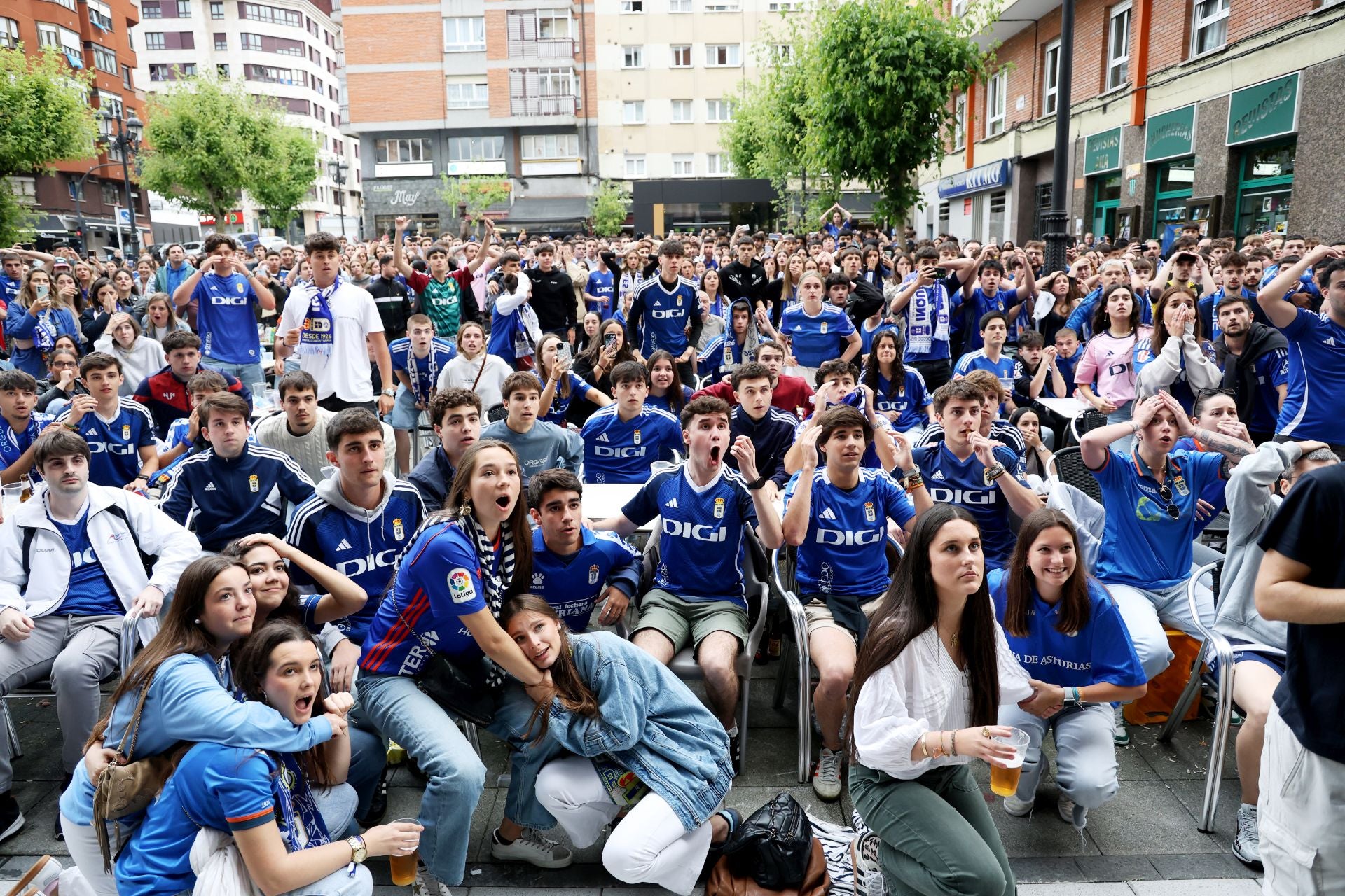 Nervios a flor de piel en los bares de Oviedo durante el Mirandés - Real Oviedo