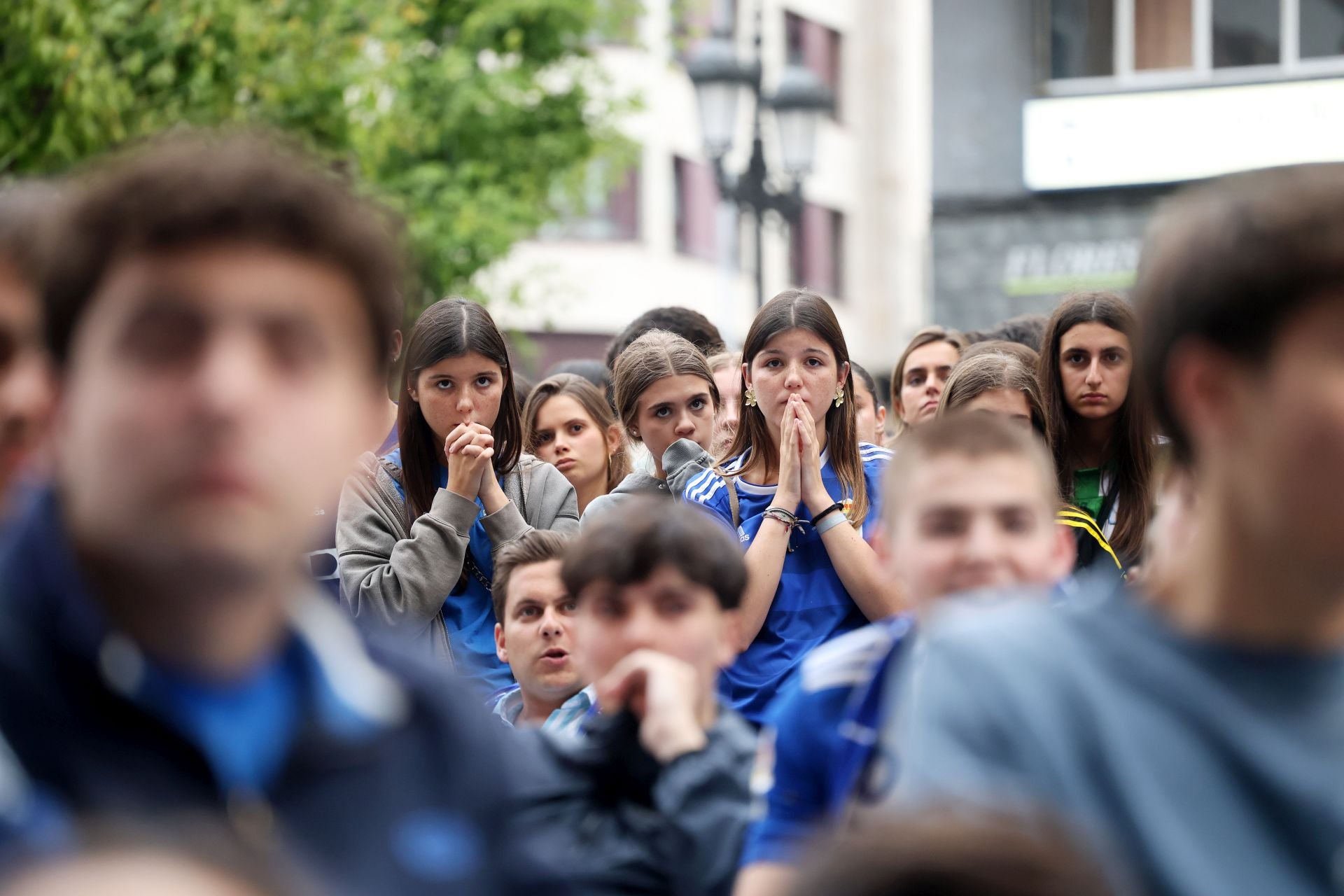 Nervios a flor de piel en los bares de Oviedo durante el Mirandés - Real Oviedo