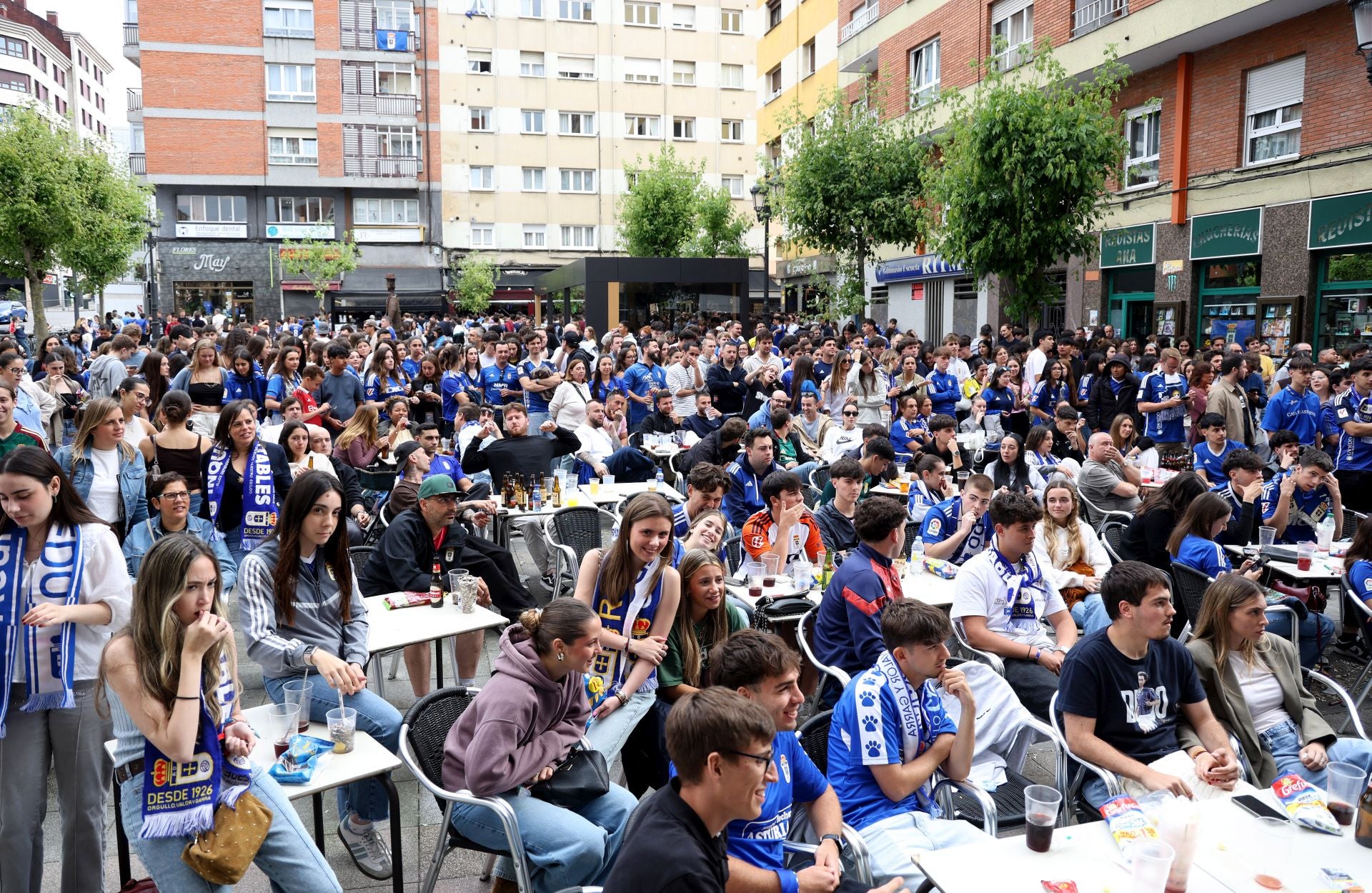 Nervios a flor de piel en los bares de Oviedo durante el Mirandés - Real Oviedo
