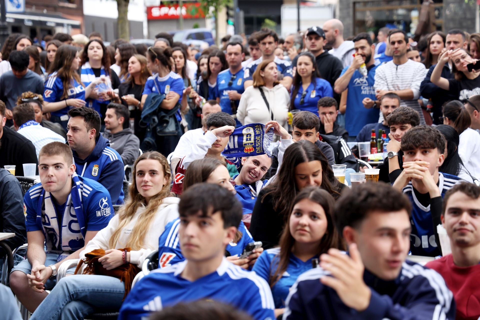 Nervios a flor de piel en los bares de Oviedo durante el Mirandés - Real Oviedo