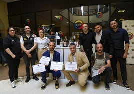Todos los aspirantes del Campeonato Regional de Coctelería; por delante, Samuel Carro, Pedro Suárez y Cristian del Valle. Detrás, por la izquierda, Marta Echevarría, Jairo Bárcena, Laura Gallego, José Martínez, Andrés León y Christopher Grau