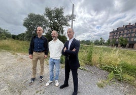 El director del Patronato Deportivo, Virginio Ramírez; el alcalde de Siero, Ángel García, 'Cepi'; y el edil de Deportes, Jesús Abad, junto a la parcela cuyo uso va a ser cedido en Lugones.