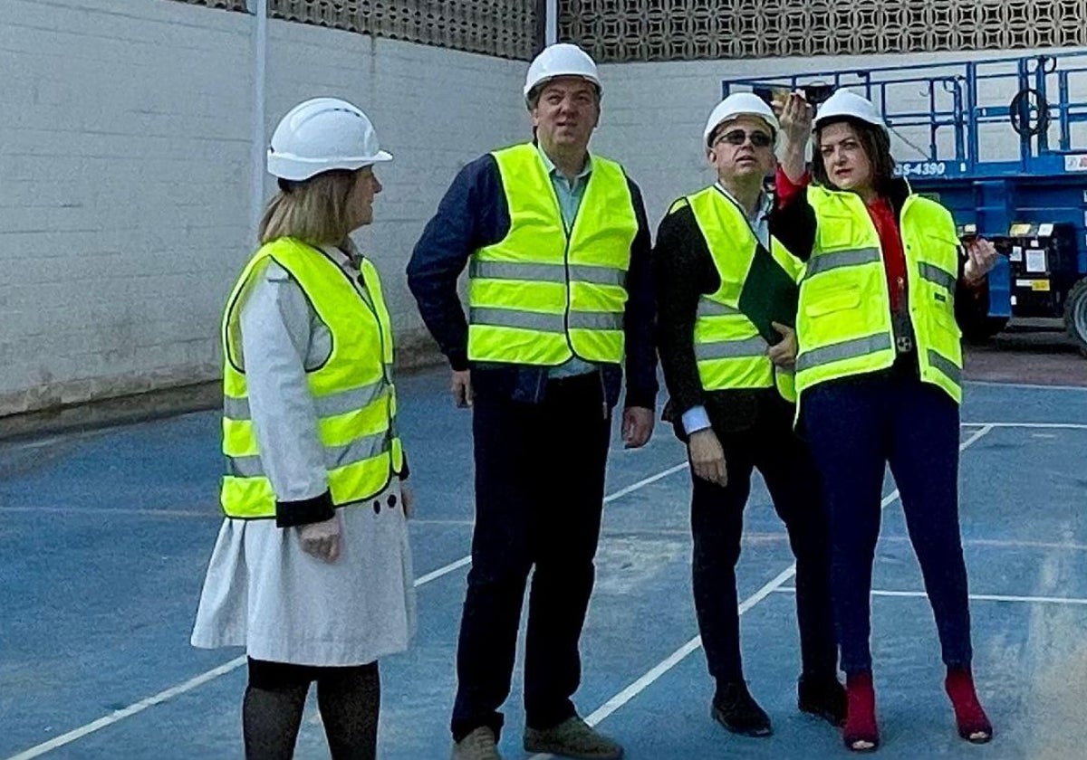 El alcalde de Villaviciosa, segundo por la derecha, junto a Espina, en mayo, en el Colegio Maliayo.