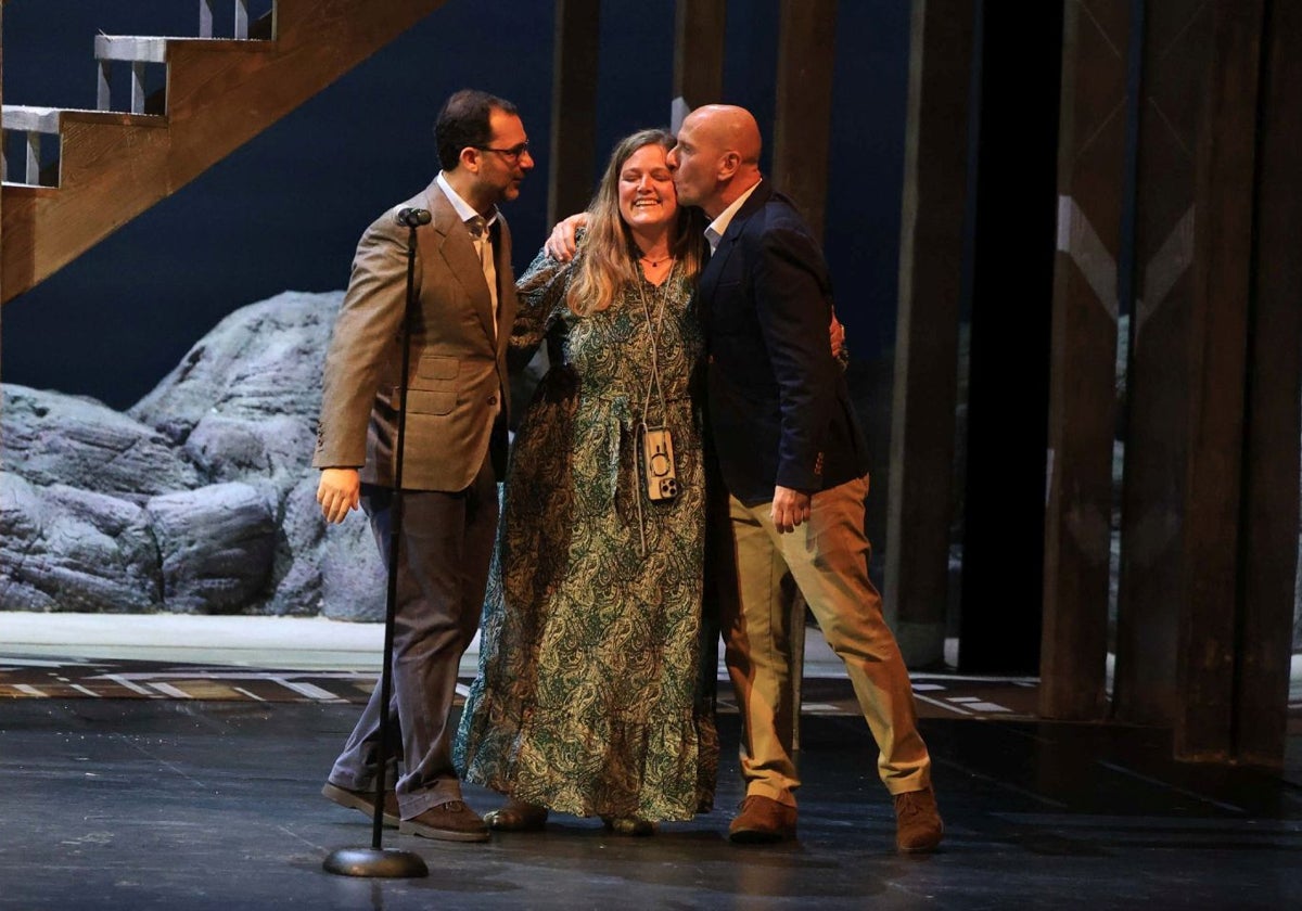 El concejal de Cultura de Oviedo David Álvarez y el director de la Ópera Celestino Varela flanquean a Ana Piera, la madre de Javi.