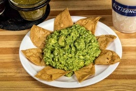 Un plato de nachos con guacamole.