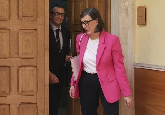 Nieves Roqueñí y José Luis Barettino, en el Ayuntamiento, a su salida de la primera reunión sobre la cesión de la franja del pasado 27 de mayo.