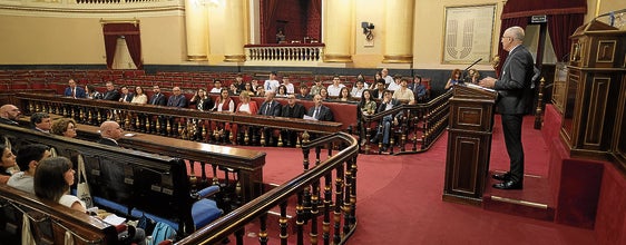 El director del Foro Comunicación y Escuela se dirige a los representantes institucionales y los alumnos en el antiguo Salón de Plenos.