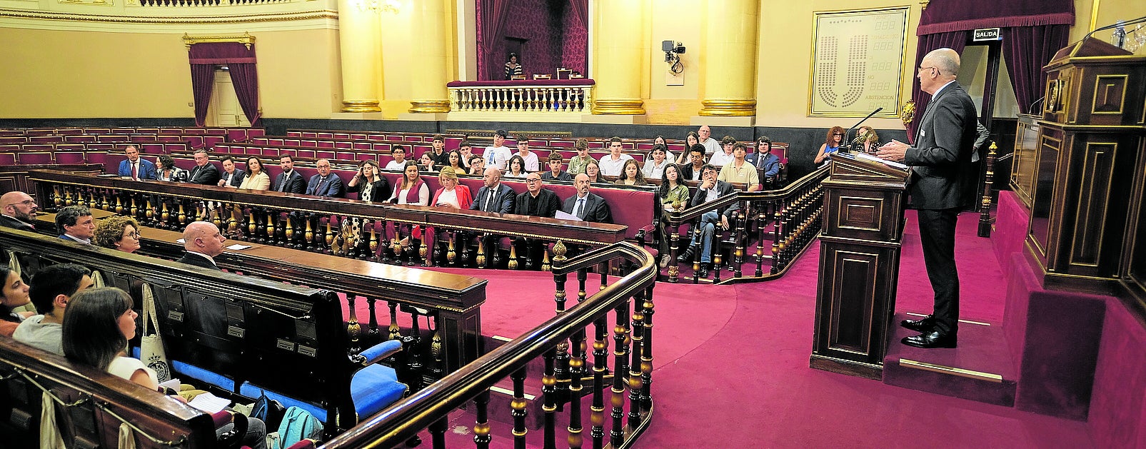 El director del Foro Comunicación y Escuela se dirige a los representantes institucionales y los alumnos en el antiguo Salón de Plenos.