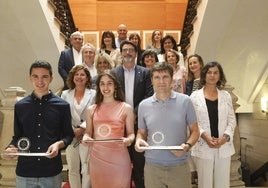 Borja Suárez, Ángela Riestra y Adolfo Vallina (representando a su hija Malena Vallina), junto a familiares, profesorado, miembros del Club Rotario y autoridades.