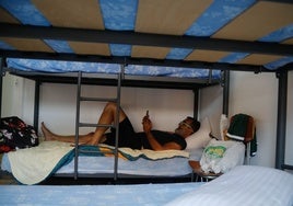 Un peregrino descansando en las dependencias del Seminario.