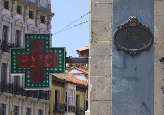 Un termómetro de Avilés marcando 31 grados este martes.