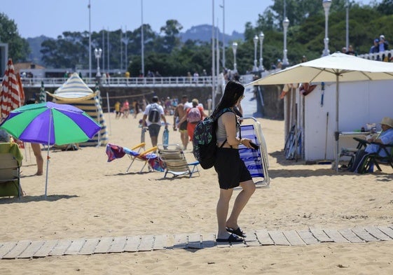 La playa de San Lorenzo acogió a numerosos bañistas en una jornada realmente calurosa.