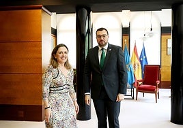 La presidenta de Fade, María Calvo; y el líder del Ejecutivo autonómico, Adrián Barbón.