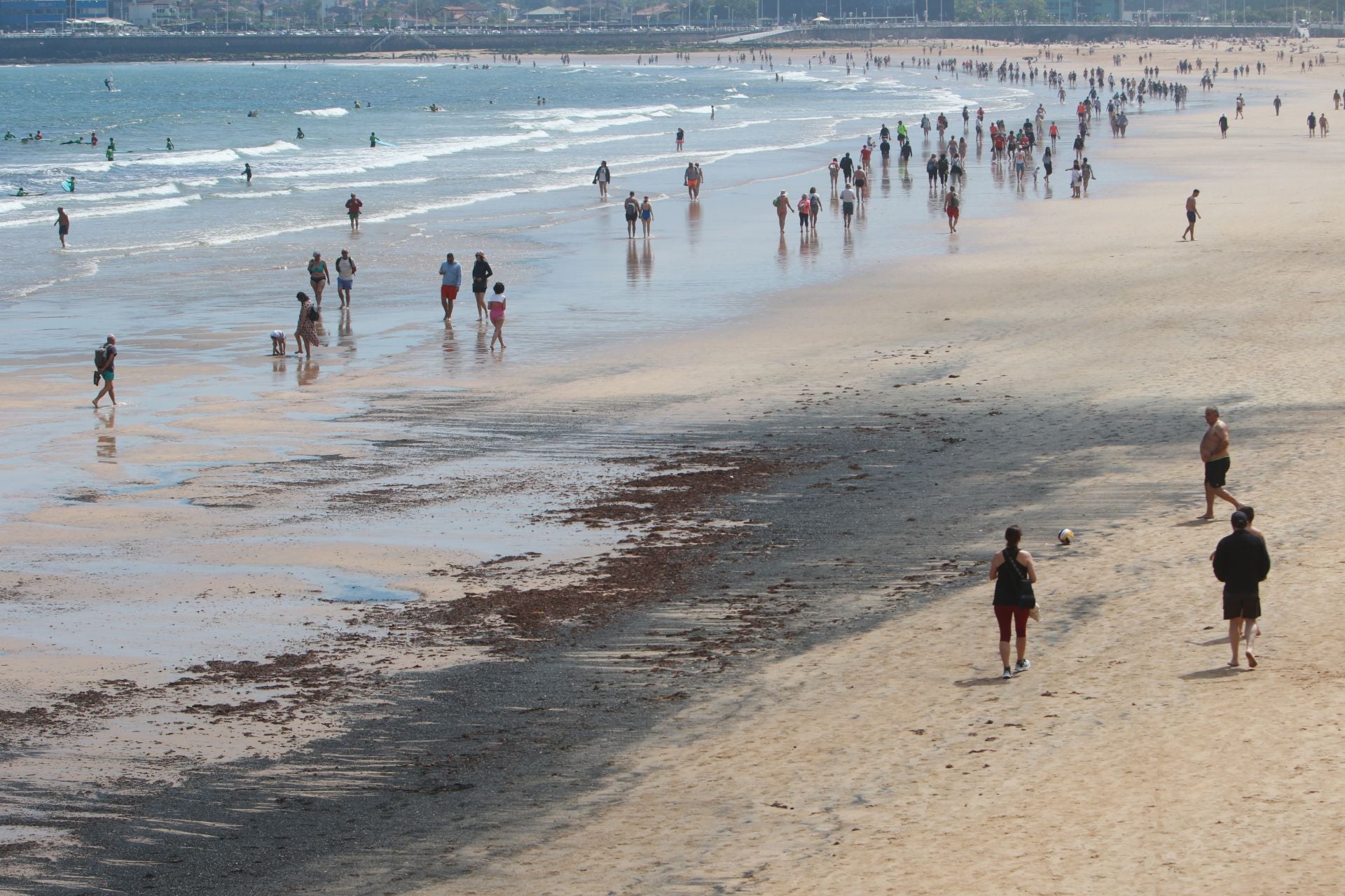 Restos de carbón en la playa de San Lorenzo, el pasado mes de mayo.