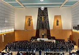 Los alumnos del COroDEMA, en la iglesia parroquial, al inicio del concierto