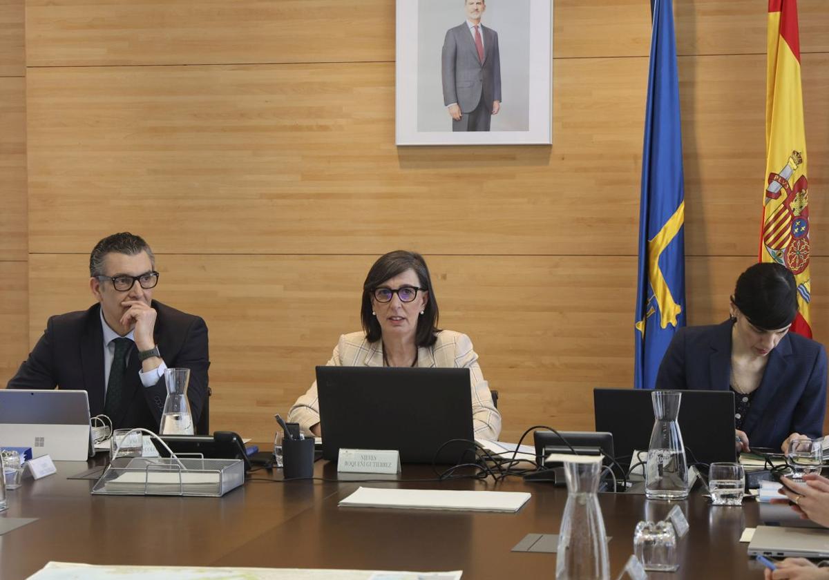 José Luis Barettino, Nieves Roqueñí y Lucía López, durante la reunión del consejo de administración del Puerto del 30 de abril de este año.