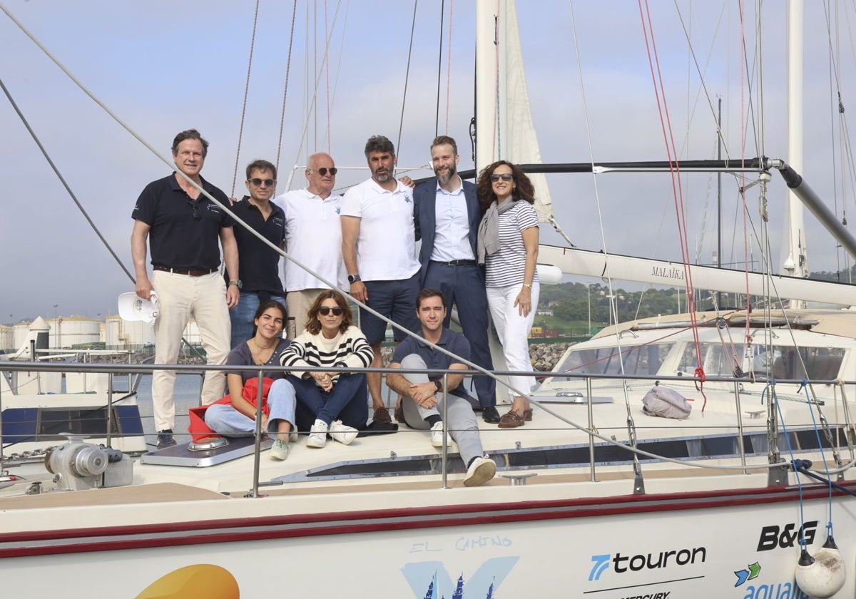 Federico Fernández y Daniel Martínez en el puerto deportivo.