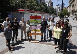 Algunos de los libreros y editores participantes en el paseo de Begoña, tras recibir las llaves de las casetas para comenzar a preparar los espacios que ocuparán en FeLiX