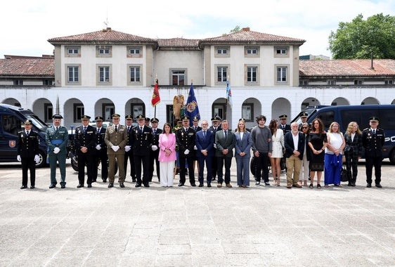 Policías, autoridades y familiares de víctimas del terrorismo en el patio del cuartel.