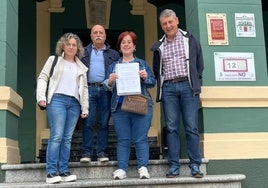 Los concejales de IU y PSOE, ante la puerta del Ayuntamiento de Tineo, tras registrar la petición de pleno extraordinario y monográfico.