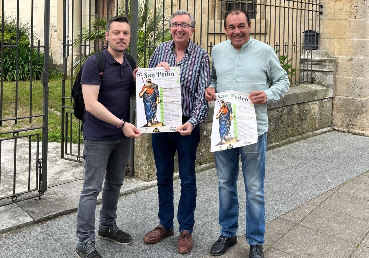 El presidente de Amigos del Roble, Miguel Ánxel Montenegro; el párroco de La Pola, Fermín Riaño; y el presidente de Afratra, Valentín Fuente, con el programa de la nueva fiesta.